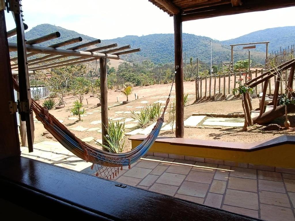 Rede na varanda com vista para as montanhas